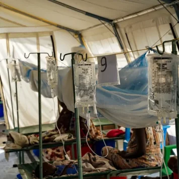 Una hilera de camas en el pabellón pediátrico del centro de tratamiento del cólera de Assosa.