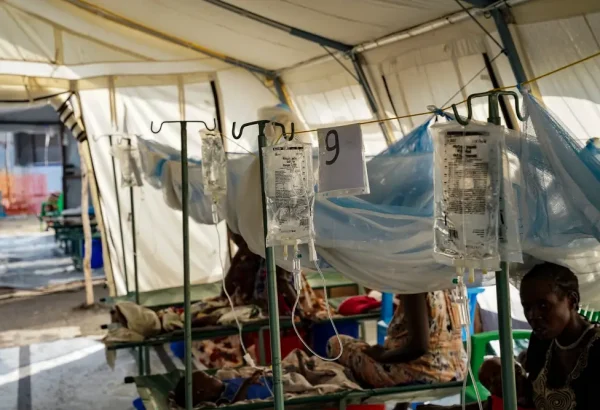 Una hilera de camas en el pabellón pediátrico del centro de tratamiento del cólera de Assosa.