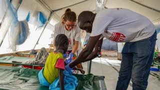 Personal de MSF atiende a un paciente en el Centro de Tratamiento del Cólera de Assosa, Malakal.