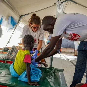 Personal de MSF atiende a un paciente en el Centro de Tratamiento del Cólera de Assosa, Malakal.