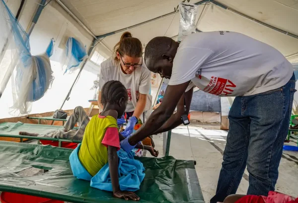 Personal de MSF atiende a un paciente en el Centro de Tratamiento del Cólera de Assosa, Malakal.