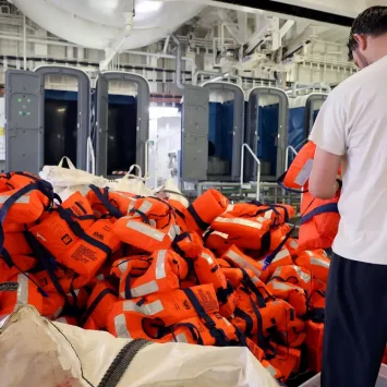 Equipo de MSF a bordo del barco de Búsqueda y rescate Geo Barents ordena los chalecos salvavidas.