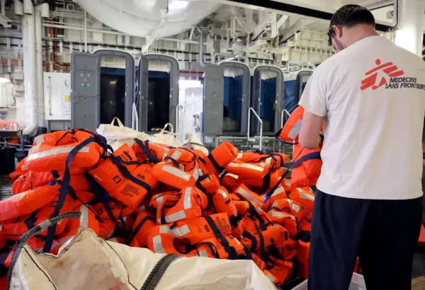 Equipo de MSF a bordo del barco de Búsqueda y rescate Geo Barents ordena los chalecos salvavidas.