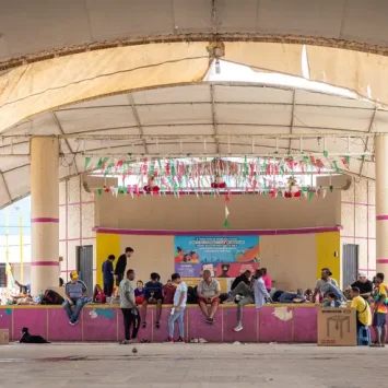 Personas migrantes que acaban de cruzar desde Guatemala esperan en un parque de Suchiate, en el sur de México, antes de continuar su viaje hacia el norte.