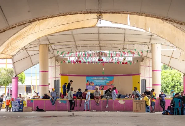 Personas migrantes que acaban de cruzar desde Guatemala esperan en un parque de Suchiate, en el sur de México, antes de continuar su viaje hacia el norte.