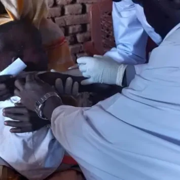 Personal de MSF administra una vacuna contra el sarampión a un niño en Rokero, Sudán.