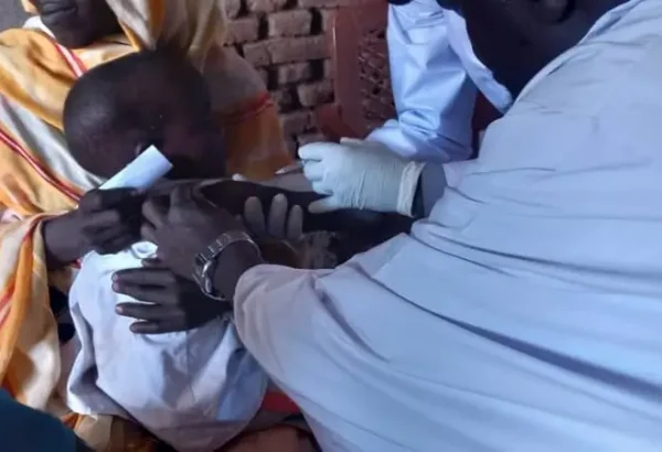 Personal de MSF administra una vacuna contra el sarampión a un niño en Rokero, Sudán.