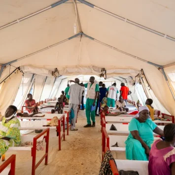 El equipo de MSF trabajando en un centro de tratamiento para responder al brote de cólera en Sudán del Sur.