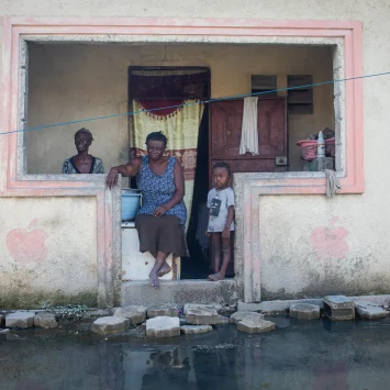 Una mujer y su familia en Brooklyn, un vecindario en Puerto Príncipe.