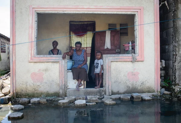 Una mujer y su familia en Brooklyn, un vecindario en Puerto Príncipe.