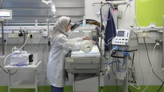 Una enfermera de MSF atiende a un recién nacido en la unidad de cuidados intensivos neonatales del Hospital Nasser el pasado 29 de diciembre.