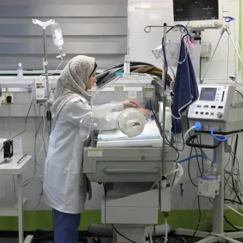 Una enfermera de MSF atiende a un recién nacido en la unidad de cuidados intensivos neonatales del Hospital Nasser el pasado 29 de diciembre.