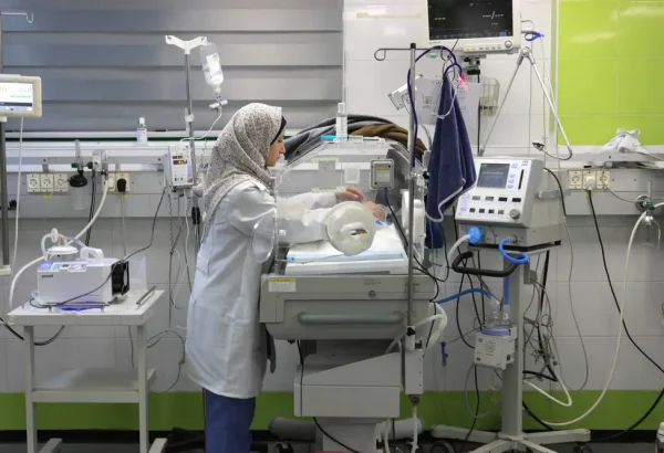 Una enfermera de MSF atiende a un recién nacido en la unidad de cuidados intensivos neonatales del Hospital Nasser el pasado 29 de diciembre.