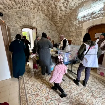 Equipos de MSF instalaron una farmacia en el Centro Jaber para los pacientes que visitan la clínica móvil.