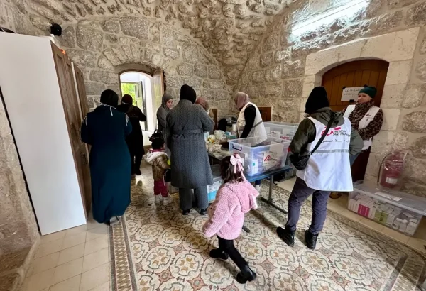 Equipos de MSF instalaron una farmacia en el Centro Jaber para los pacientes que visitan la clínica móvil.