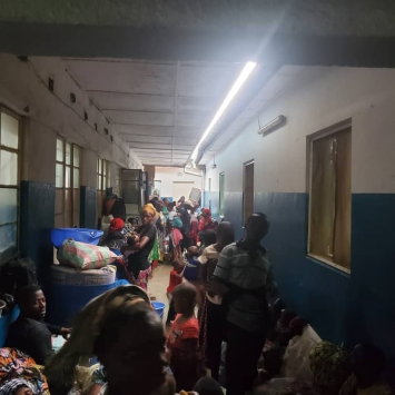 Una afluencia de personas desplazadas llegaron al hospital de referencia de Masisi, apoyado por Médicos Sin Fronteras (MSF) en Kivu Norte, República Democrática del Congo.