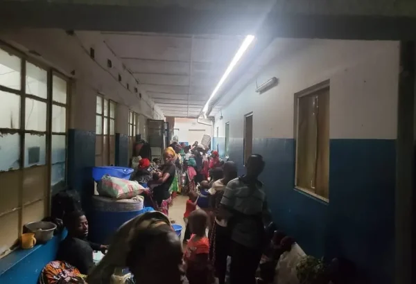 Afluencia de desplazados al hospital general de referencia de Masisi, apoyado por MSF. Estas personas huyen de los enfrentamientos entre los beligerantes en el territorio de Masisi.