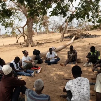El equipo de MSF lleva a cabo actividades psicoeducativas grupales para miembros de la comunidad de Nanguassi, distrito de Mecufi, provincia de Cabo Delgado, en el norte de Mozambique, que se vieron gravemente afectados por los efectos del ciclón Chido.