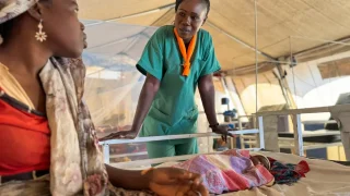 Solange revisa a Dar-ul Salam, la madre de un bebé recién nacido, durante una consulta en la unidad de maternidad de MSF en la clínica del campoo de Aboutenege. Chad, 2025.