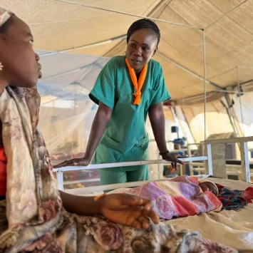 Solange revisa a Dar-ul Salam, la madre de un bebé recién nacido, durante una consulta en la unidad de maternidad de MSF en la clínica del campoo de Aboutenege. Chad, 2025.