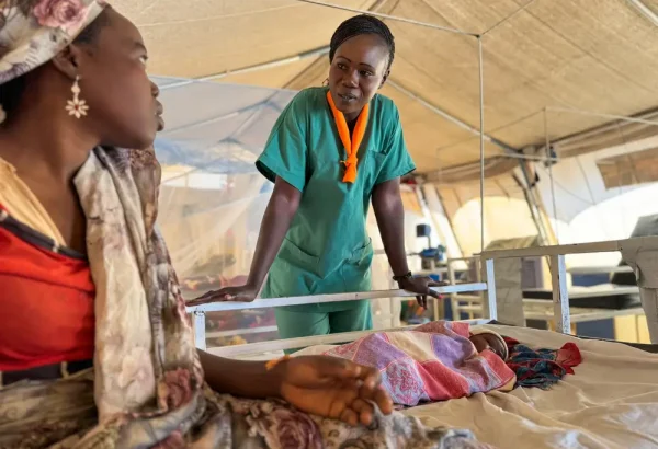 Solange revisa a Dar-ul Salam, la madre de un bebé recién nacido, durante una consulta en la unidad de maternidad de MSF en la clínica del campoo de Aboutenege. Chad, 2025.