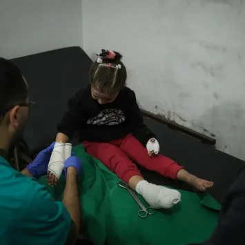 Una enfermera atiende las quemaduras de una niña en la clínica de MSF en la ciudad de Gaza. Sufrió estas lesiones cuando su casa fue atacada. Palestina, diciembre de 2024.
