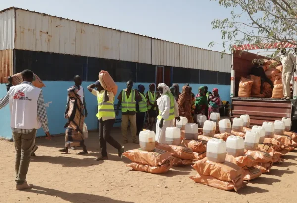El personal distribuye alimentos en un centro de MSF para el tratamiento de la desnutrición en Darfur del Sur.