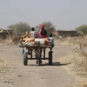 Una familia regresa a casa tras recibir canastas de alimentos en una distribución en Darfur Sur. Sudán, enero de 2025.