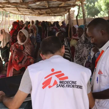 Distribución de alimentos en Darfur Sur Un equipo de MSF prepara vales que son entregados primero a la personas antes de ser canjeados por cestas de alimentos.