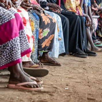 Las mujeres esperan sentadas para pasar por el triaje y ser atendidas por los médicos en la tienda de consultas. Después de que miles de personas huyeran del conflicto en Sudán y entraran en el condado de Renk, en Sudán del Sur, MSF comenzó a operar clínicas móviles tanto en Girbanat como en Atam.