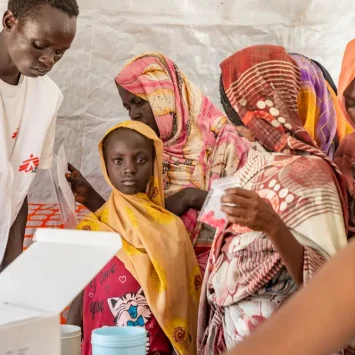 Aisha Ibrahim acompaña a su madre a la clínica móvil que gestiona MSF para desplazados de Sudán en Atam, en el condado de Renk, Sudán del Sur.