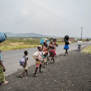 Las personas que viven en campamentos de desplazados, como el de Nzulo, huyen a Goma mientras se desarrollan combates a unos kilómetros de distancia. Provincia de Kivu del Norte, República Democrática del Congo, enero de 2025.