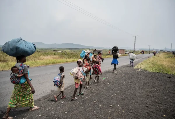 Las personas que viven en campamentos de desplazados, como el de Nzulo, huyen a Goma mientras se desarrollan combates a unos kilómetros de distancia. Provincia de Kivu del Norte, República Democrática del Congo, enero de 2025.