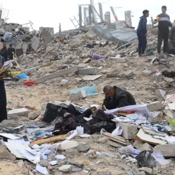 Palestinos buscan sus pertenencias en las ruinas de la ciudad de Rafah, al sur de Gaza, Palestina.