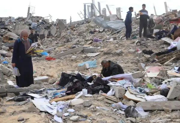 Palestinos buscan sus pertenencias en las ruinas de la ciudad de Rafah, al sur de Gaza, Palestina.