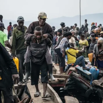 Un hombre es rescatado de un barco que llegó al puerto de Kituku, en Goma, y ​​que transportaba a personas que huían de los combates que se están librando en Kivu del Norte y Kivu del Sur. Provincia de Kivu del Norte, República Democrática del Congo, enero de 2025.