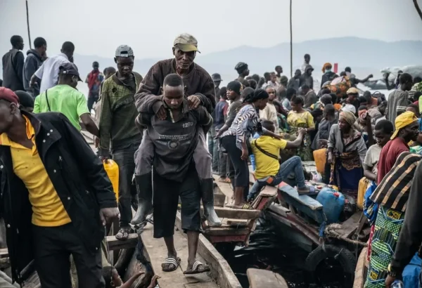 Un hombre es rescatado de un barco que llegó al puerto de Kituku, en Goma, y ​​que transportaba a personas que huían de los combates que se están librando en Kivu del Norte y Kivu del Sur. Provincia de Kivu del Norte, República Democrática del Congo, enero de 2025.