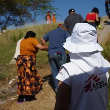 Un grupo de personas migrantes avanzando en su camino. Fueron atendidos por un equipo de Médicos Sin Fronteras en Huixtla, México.