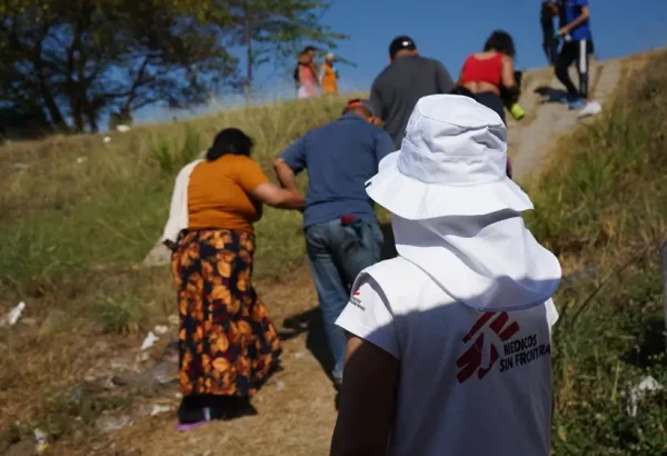 Un grupo de personas migrantes avanzando en su camino. Fueron atendidos por un equipo de Médicos Sin Fronteras en Huixtla, México.