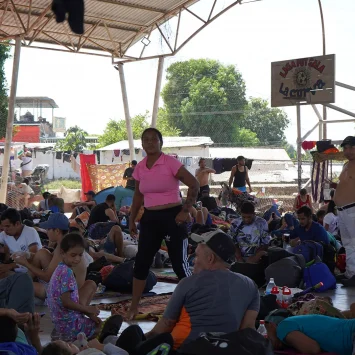 Yajanis es venezolana. Limpiaba ventanas en Tapachula, Chiapas, al sur de México, para alimentar a sus hijos. Se unió a una caravana con la ambición de llegar a la Ciudad de México y ayudar a sus hijos a ir a la escuela.