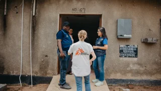 Una integrante de MSF charlando con personal del Ministerio de Salud, coordinando la respuesta al virus de Marburgo en Tanzania. © Clemence/WHO
