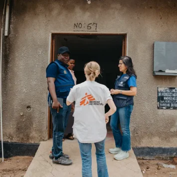 Una integrante de MSF charlando con personal del Ministerio de Salud, coordinando la respuesta al virus de Marburgo en Tanzania. © Clemence/WHO
