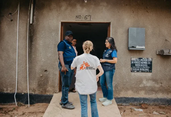 Una integrante de MSF charlando con personal del Ministerio de Salud, coordinando la respuesta al virus de Marburgo en Tanzania. © Clemence/WHO