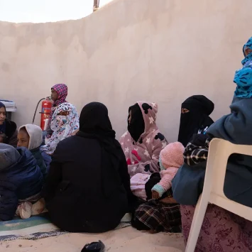 Un grupo de personas espera en uno de los centros de salud donde MSF presta atención médica en la ciudad de Zuwara, Libia.