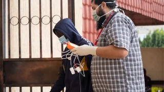 Un médico de MSF lleva a un paciente sospechoso de tuberculosis a la sala de consulta en Zuwara, Libia. Noviembre de 2024.