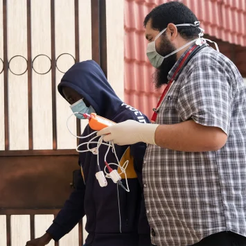 Un médico de MSF lleva a un paciente sospechoso de tuberculosis a la sala de consulta en Zuwara, Libia. Noviembre de 2024.