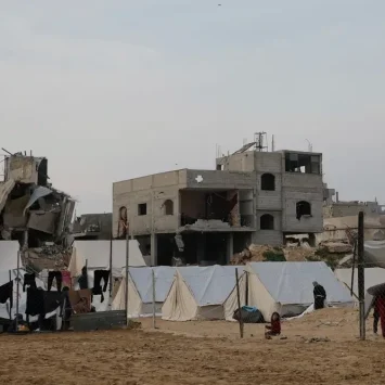 Tiendas de campaña instaladas cerca de edificios dañados en Jabalia, al norte de la ciudad de Gaza.