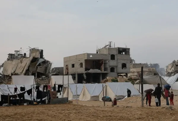 Tiendas de campaña instaladas cerca de edificios dañados en Jabalia, al norte de la ciudad de Gaza.