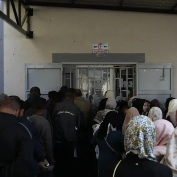 Muchos pacientes esperan recibir atención en el centro de atención primaria de salud Sheikh Radwan, apoyado por MSF en la ciudad de Gaza.