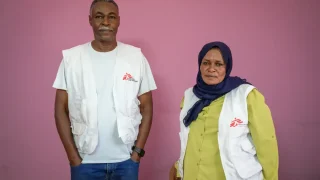 Majda Rizq, farmacéutica sudanesa, lleva más de 30 años con MSF. Huyó de Jartum en 2023, ella y su esposo, Mohamed Koko, que también es responsable de logística de MSF, continuaron su trabajo en El Gedaref en medio de la guerra.